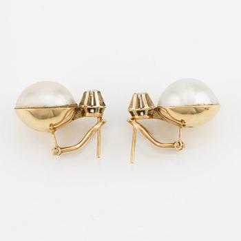 Earrings, a pair, 18K gold with mabé pearls and brilliant-cut diamonds.