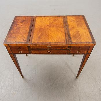 A Louis XVI dressing table around 1800.