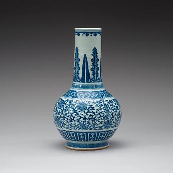 VAS, porslin. Qingdynastin 1800-tal med Qianlongs sex karaktärers märke.