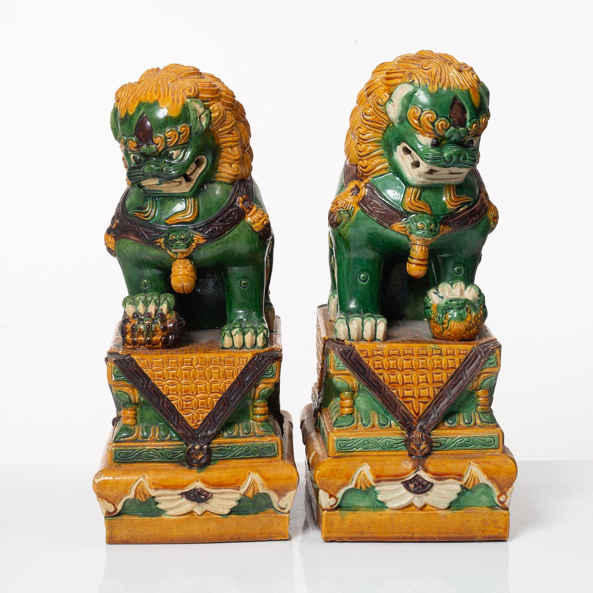 Fohundar, ett par, porslin, Kina, 1900-talets andra hälft.