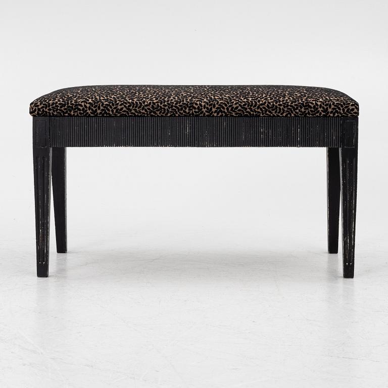 Bänk, gustaviansk stil, 1900-talets första hälft.