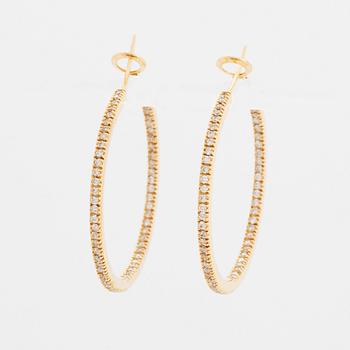 Örhängen hoops med briljantslipade diamanter.