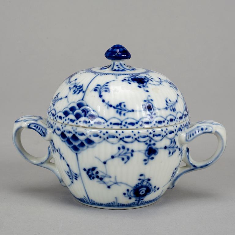 Royal Copenhagen, servisdelar, 14 delar, porslin. "Musselmalet", Danmark.