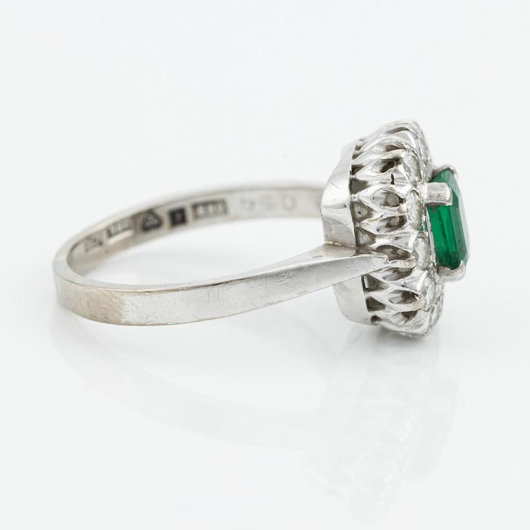 Ring, 18K vitguld med smaragd samt briljantslipade diamanter.