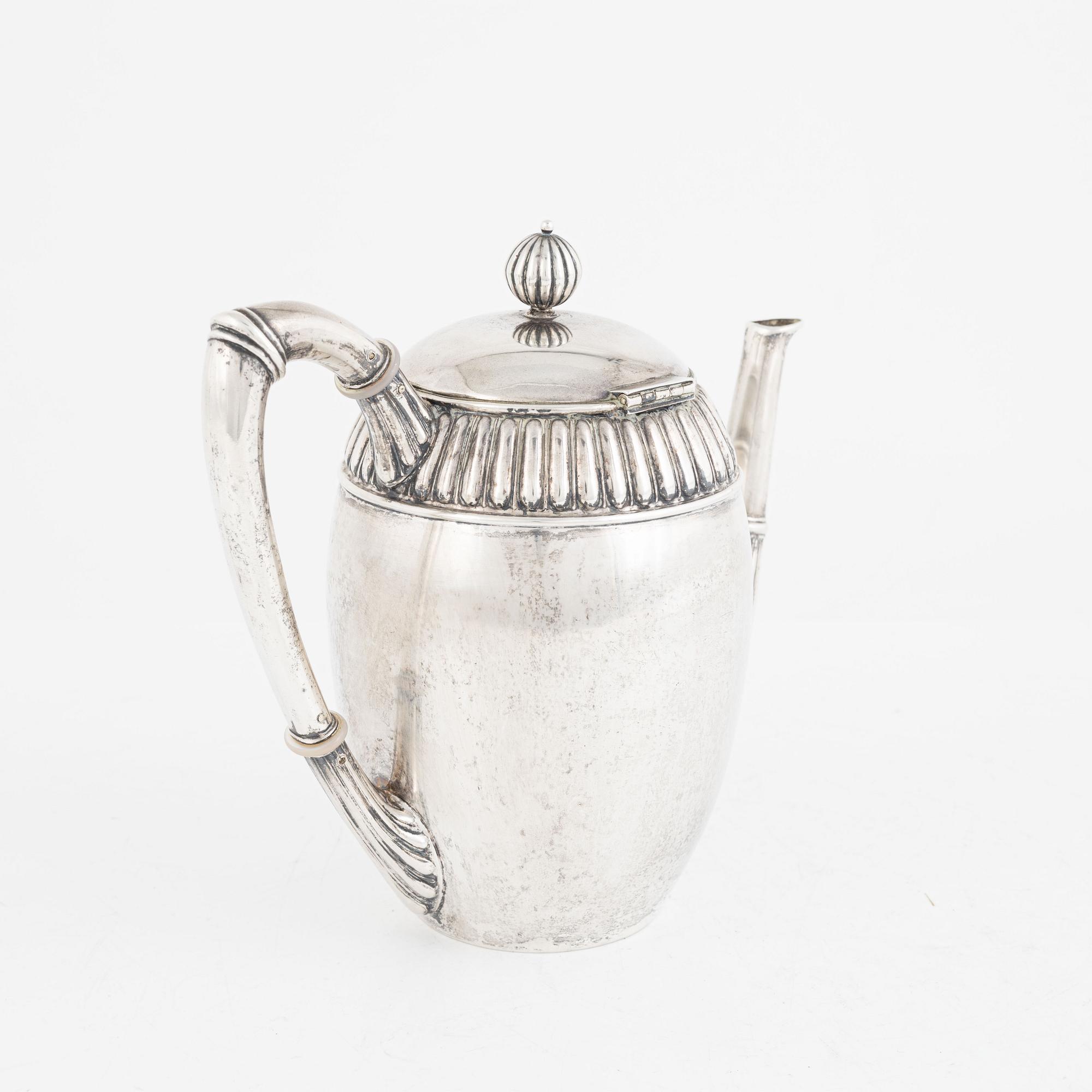 Kaffekanna, silver, Gustaf Möllenborg, Stockholm 1889.