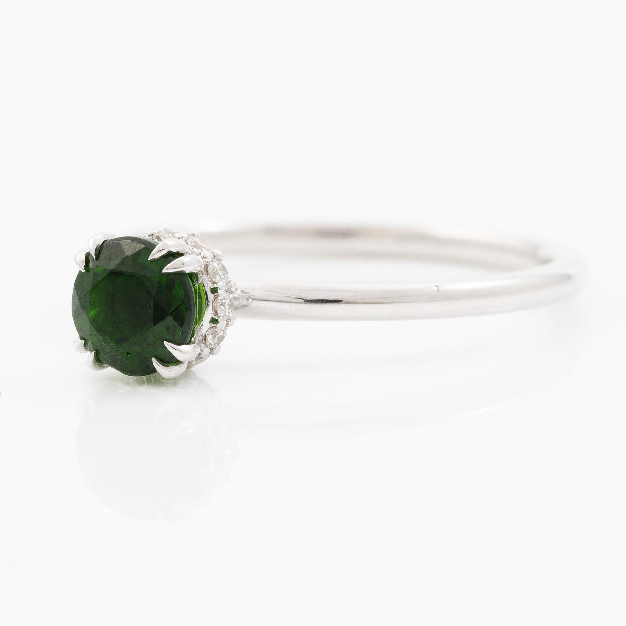 Ring 14K white gold with chrome diopside and brilliant-cut diamonds.