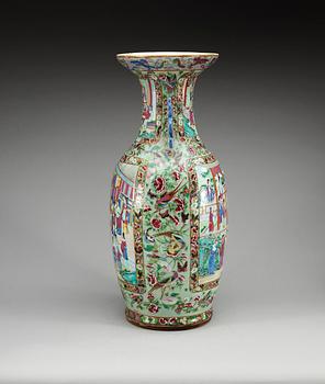 VAS, porslin. Qing dynastin, Kanton, 1800-tal.