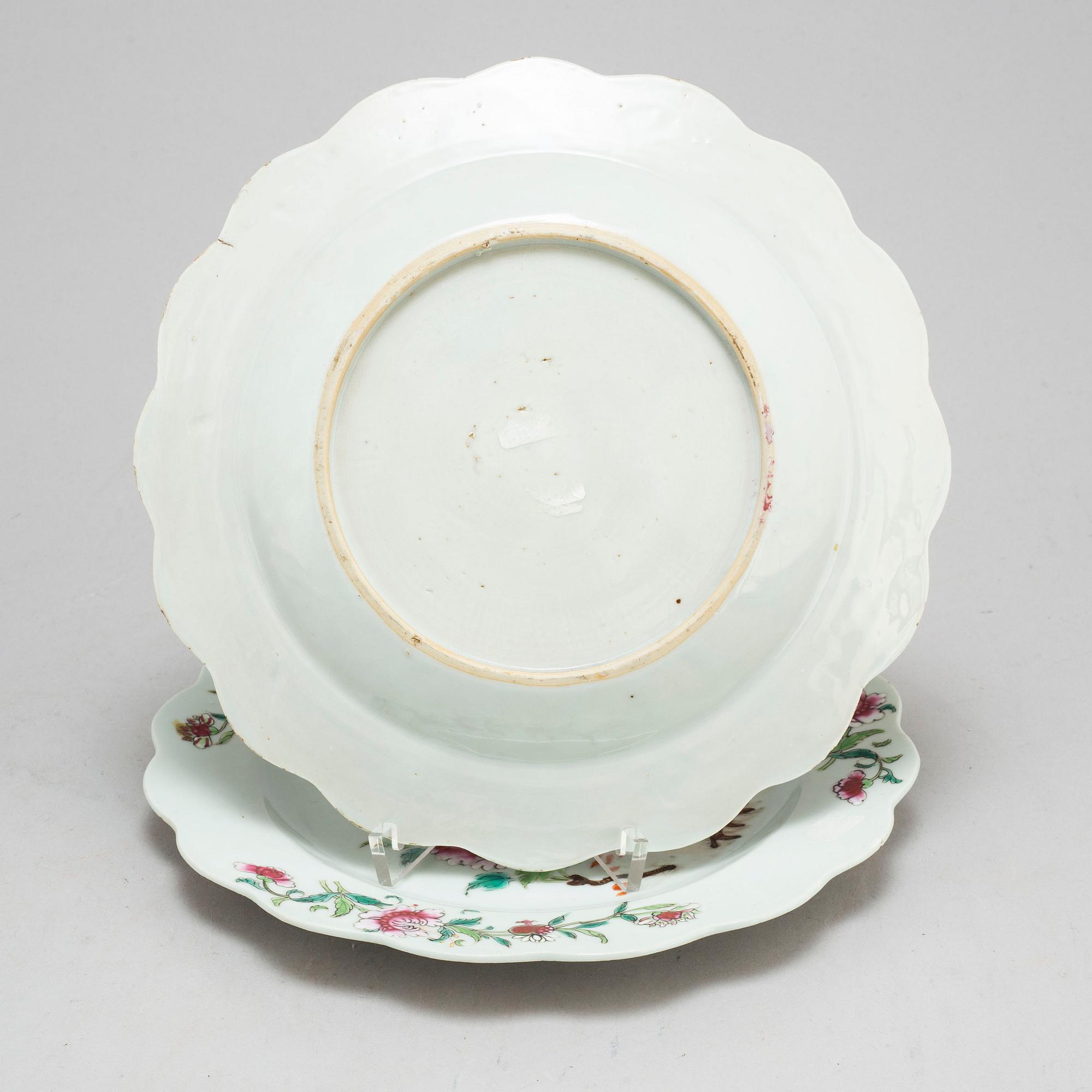 A famille rose export porcelain bowl and a pair of pates, Qing dynasty, 18th century.