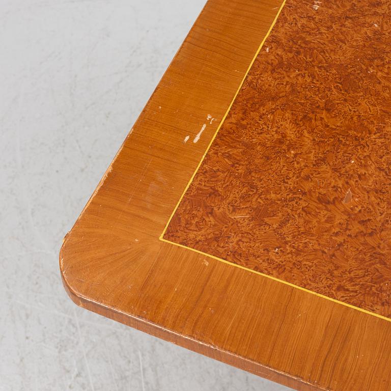 A drop-leaf table, 19th century.