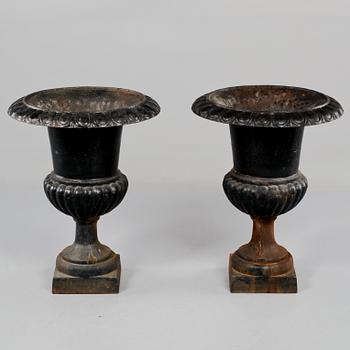 TRÄDGÅRDSURNOR, ett par, 1900-talets första hälft.