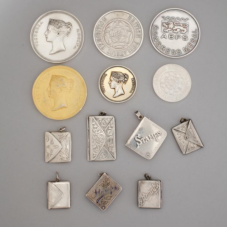 PARTI MEDALJER och FRIMÄRKSHÅLLARE, silver, bland annat Birmingham, England, 1989. Vikt ca 439g.