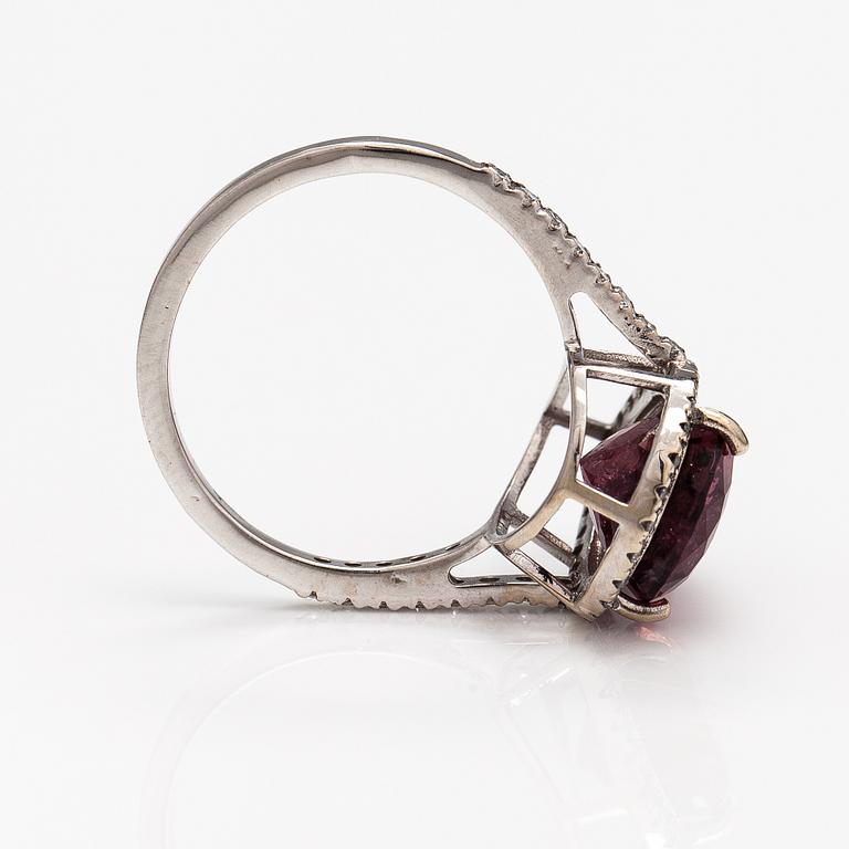 Ring, 14K vitguld, turmalin och diamanter ca 0.44 ct tot.