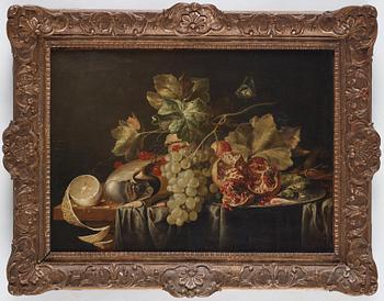 Jan Davidsz. de Heem Hans ateljé, Stilleben med nautilussnäcka, druvor, citron och granatäpple.