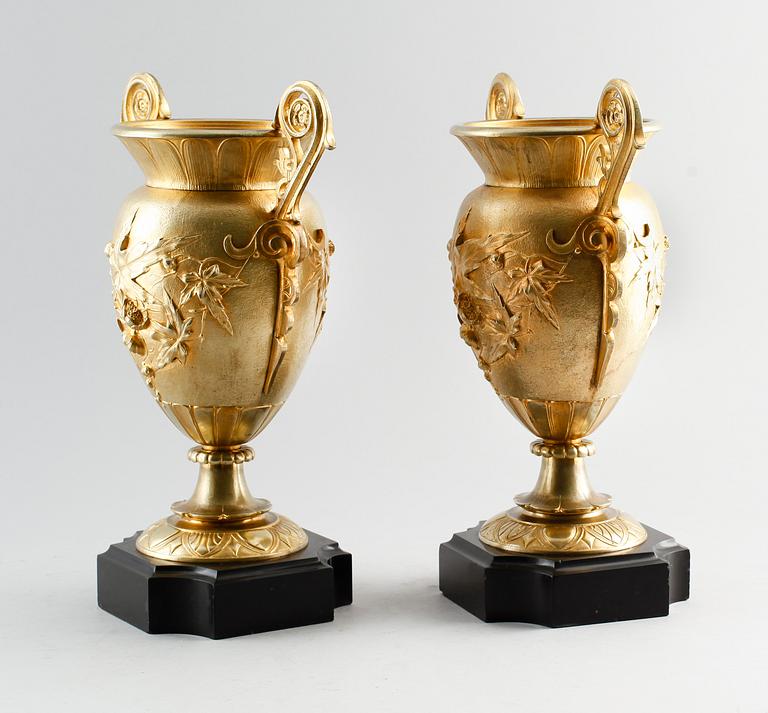 URNOR, 1 par, förgylld brons, 1800-talets mitt.