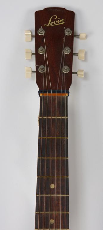 GITARR, akustisk. Levin. Med gitarrstämmare.