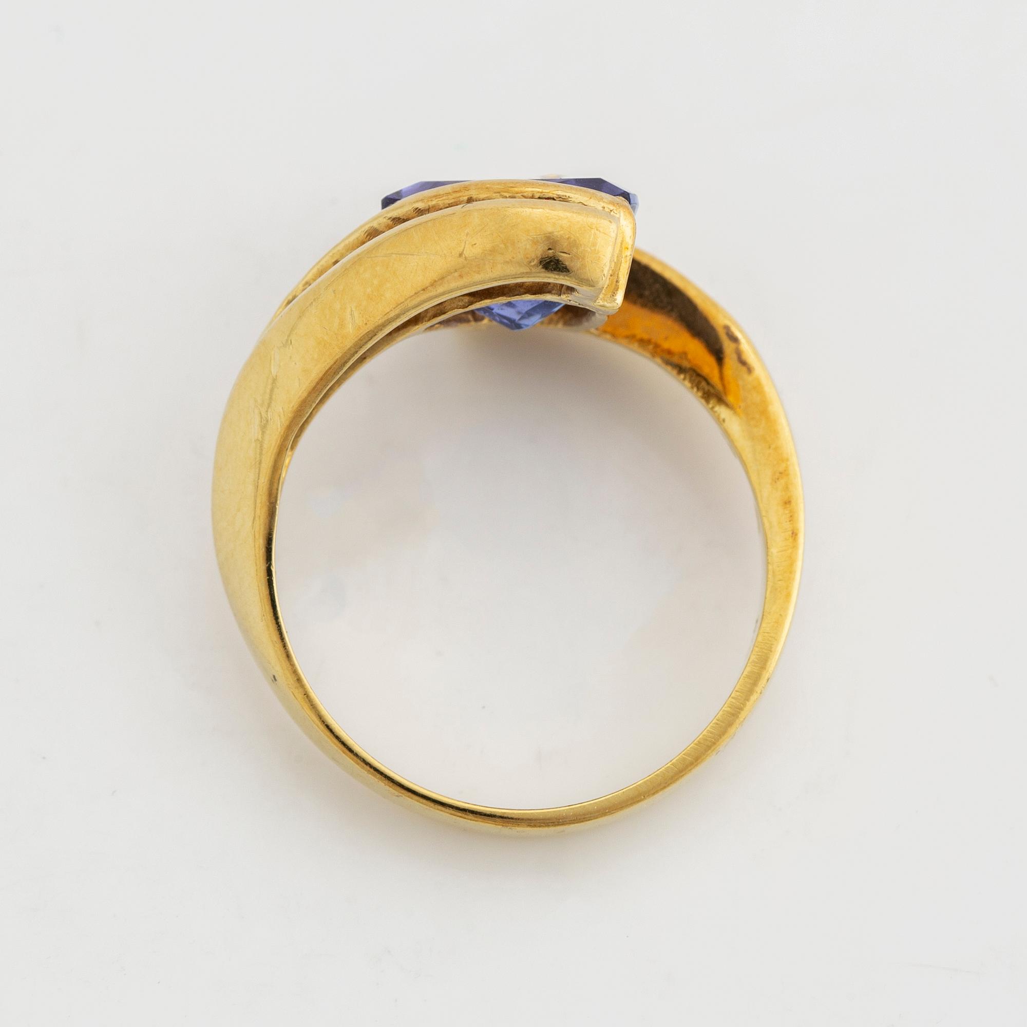 Tanzanite and brilliant cut diamond ring.