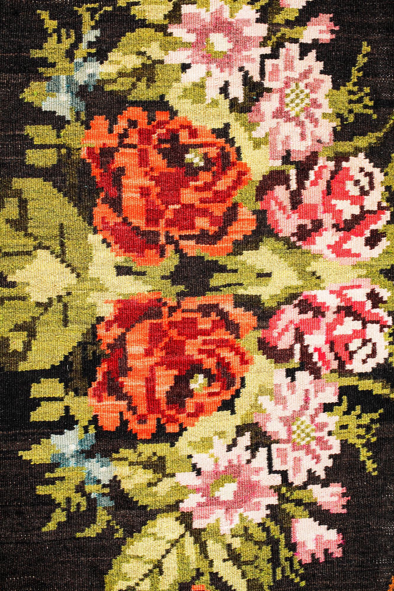 A so called rose kelim, 263 x 232 cm.