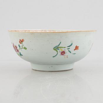 A Chinese export porcelain bowl, Qing dynasty, Qianlong (1736-95).