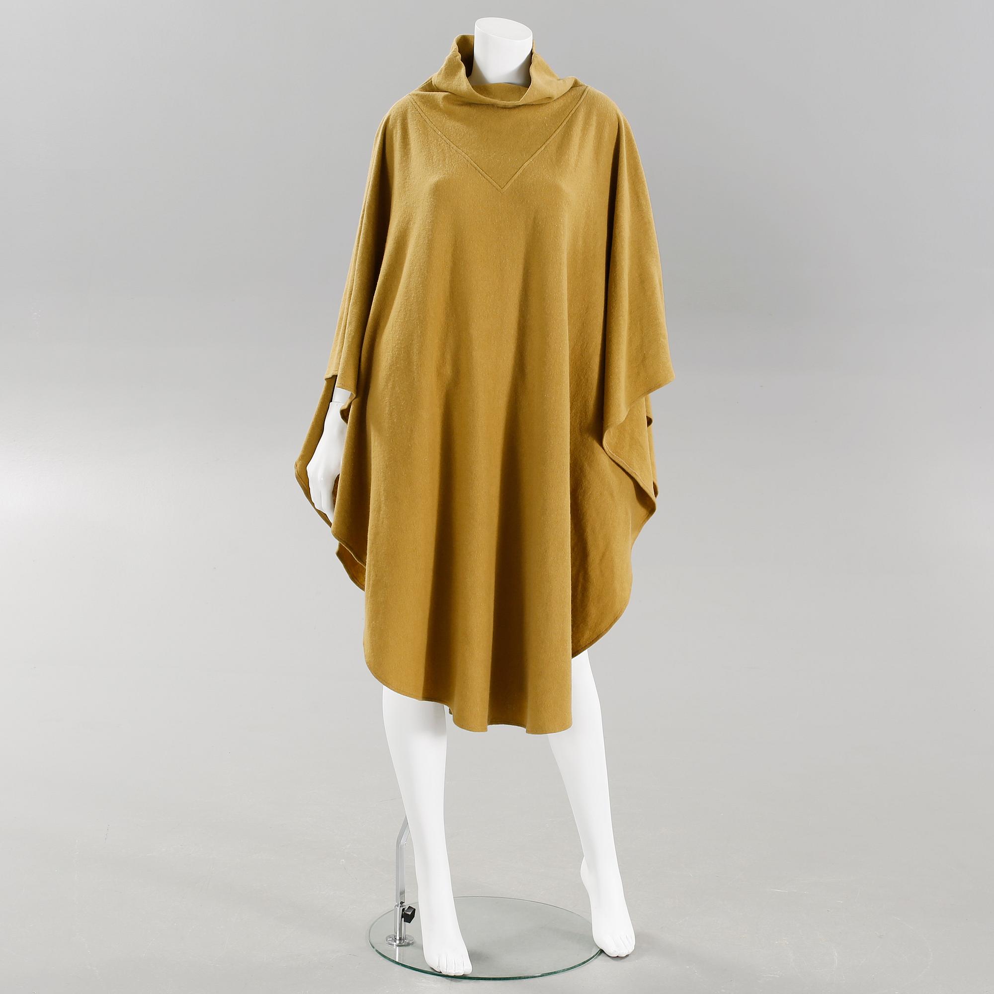 CAPE, Christian Dior.