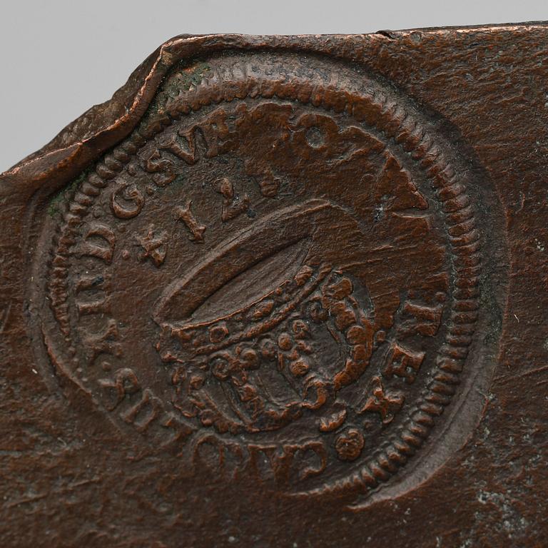 PLÅTMYNT, koppar, 2 daler silvermynt, Karl XII av Sverige, 1714. Total vikt ca 2220g.