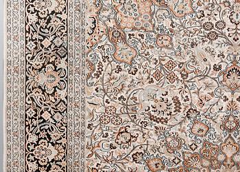 A silk Kashmir carpet, ca 330 x 246 cm.