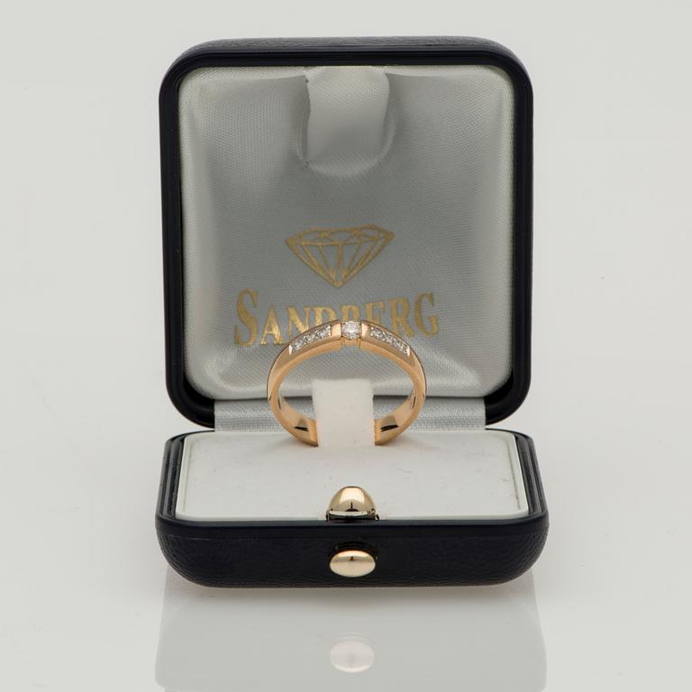 RING, 18K guld, briljantslipade diamanter. Vikt ca 4,5 g.