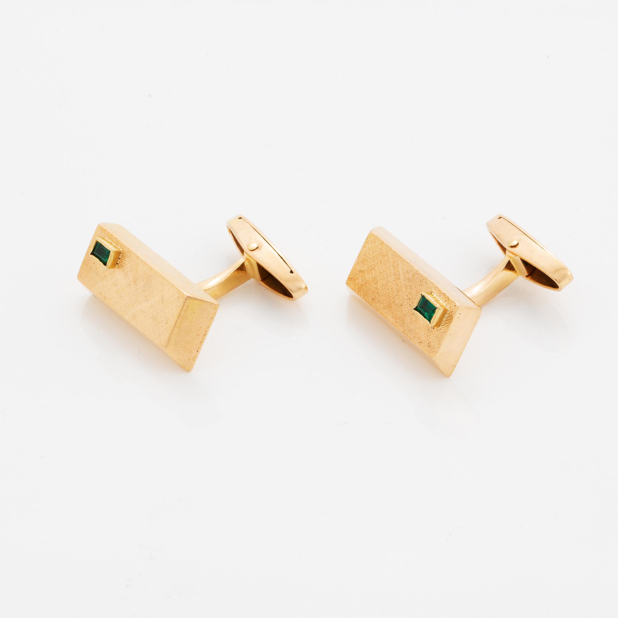 Cufflinks, 1 pair, 18K gold with 2 rectangular cut emeralds.