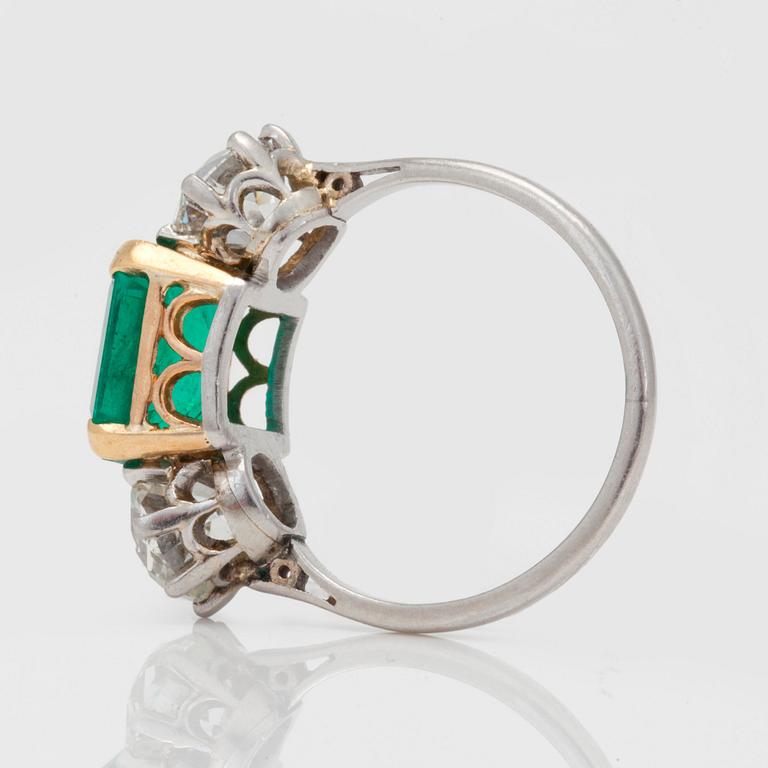 RING med diamanter samt smaragd.