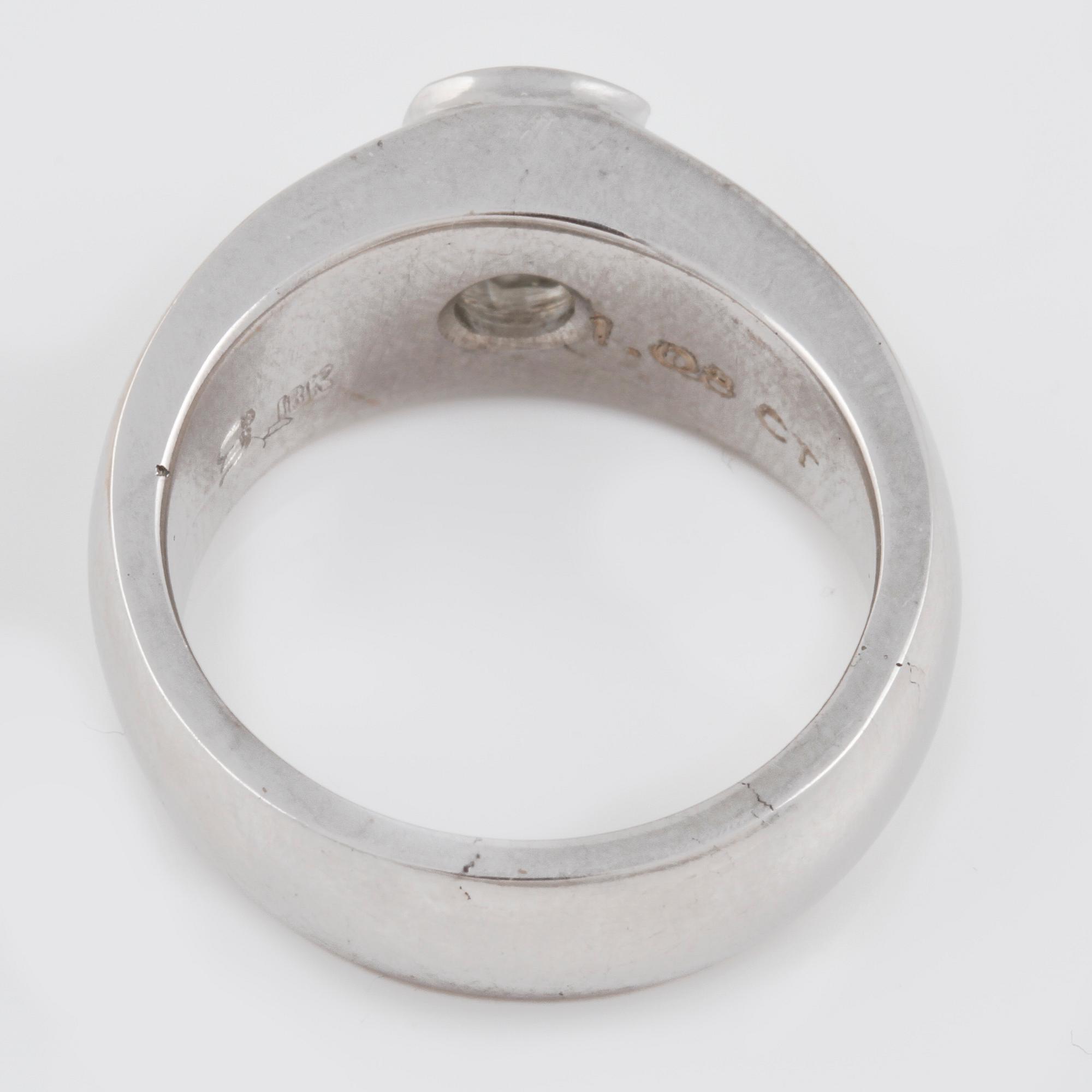 RING, 18K vitguld med briljantslipad diamant 1.08 ct. Vikt 14,8 gram.