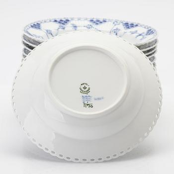 Royal Copenhagen, djupa tallrikar, 12 st, porslin, "Musselmalet helblonde", Danmark.