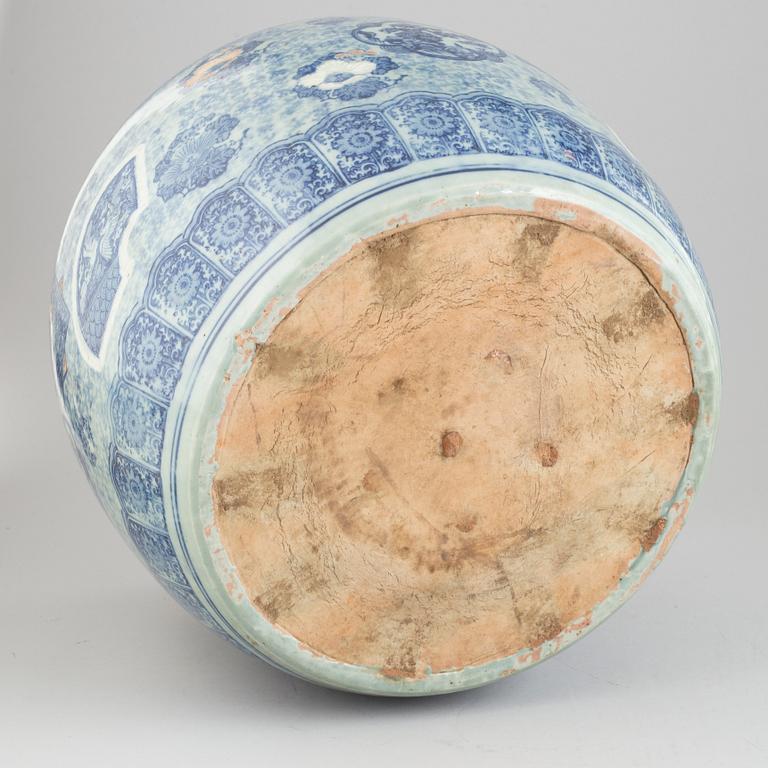 A Japanese flower pot, first half of the 20th century.