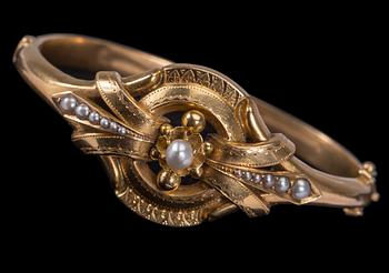 BROSCH/HÄNGE SAMT ARMRING, 18 k guld med pärlor, Gustav Dahlgren, Malmö, 1886 . Totalvikt ca 25 g.