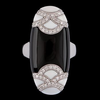 1284. A black and white onyx and brilliant cut diamond ring, tot. 0.37 ct.