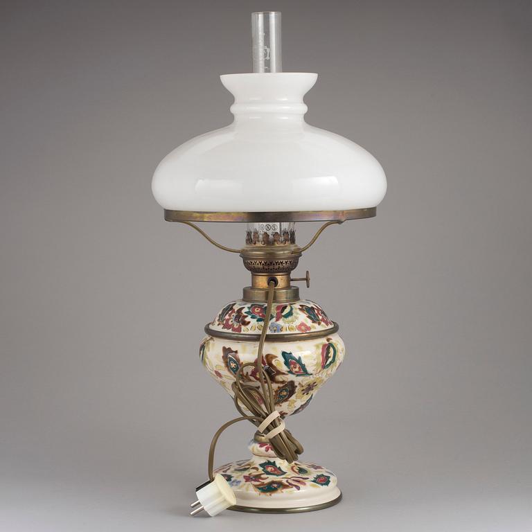 FOTOGENLAMPA, majolika, sent 1800-tal.