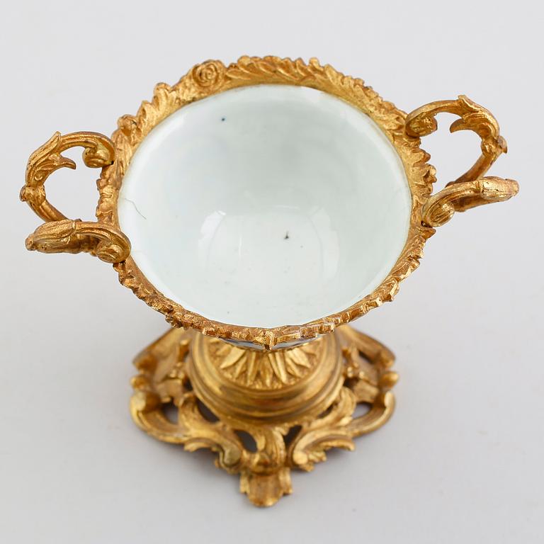 SKÅL PÅ FOT, brons och porslin, orientalisk 1700-/1800-tal.