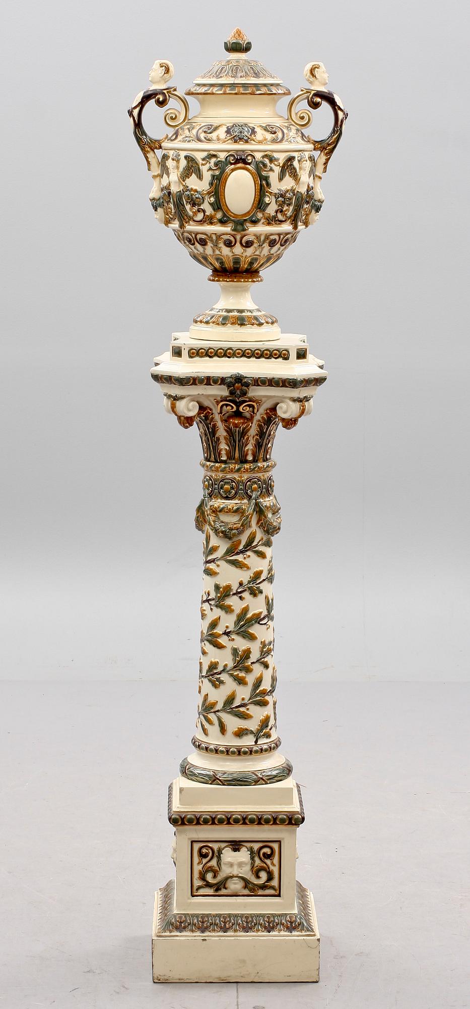 PIEDESTAL med URNA, flintgods, Rörstrand, 1800-talets slut.