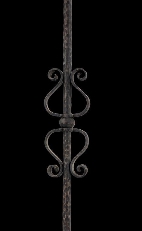 TAKLAMPA, smidesjärn, 1900-talets första del. Höjd ca 129 cm.