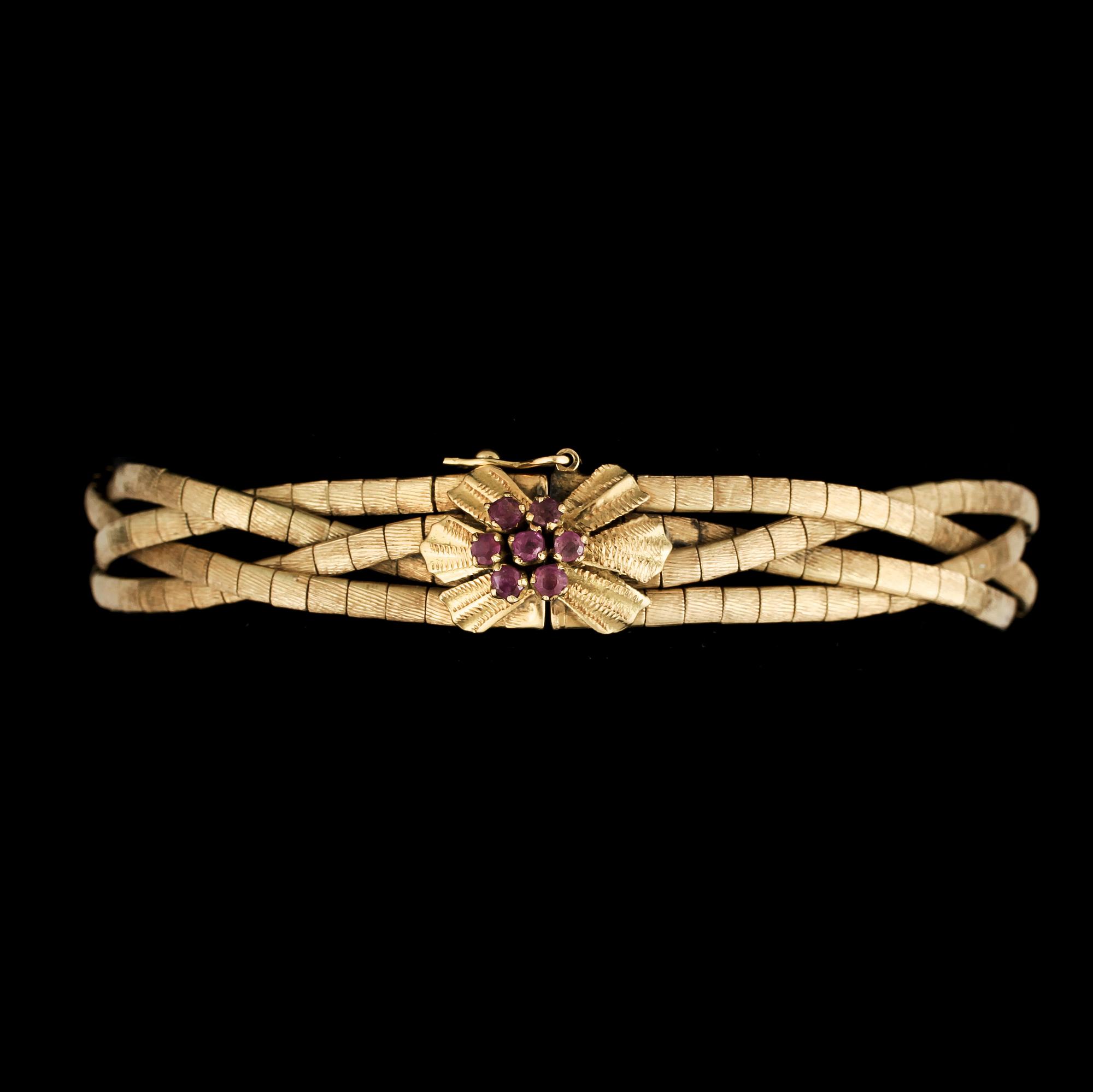ARMBAND, 18k guld med 7 små rosa safirer, omkring 1900-talets mitt. Vikt ca 28,9 gram.