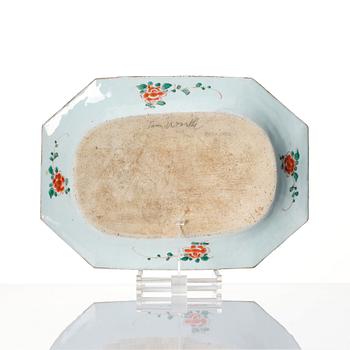 A famille verte 'pie crust' serving dish, Qing dynasty, Kangxi (1662-1722).