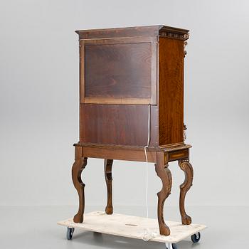 BARSKÅP, barockstil, 1900-talets andra hälft.