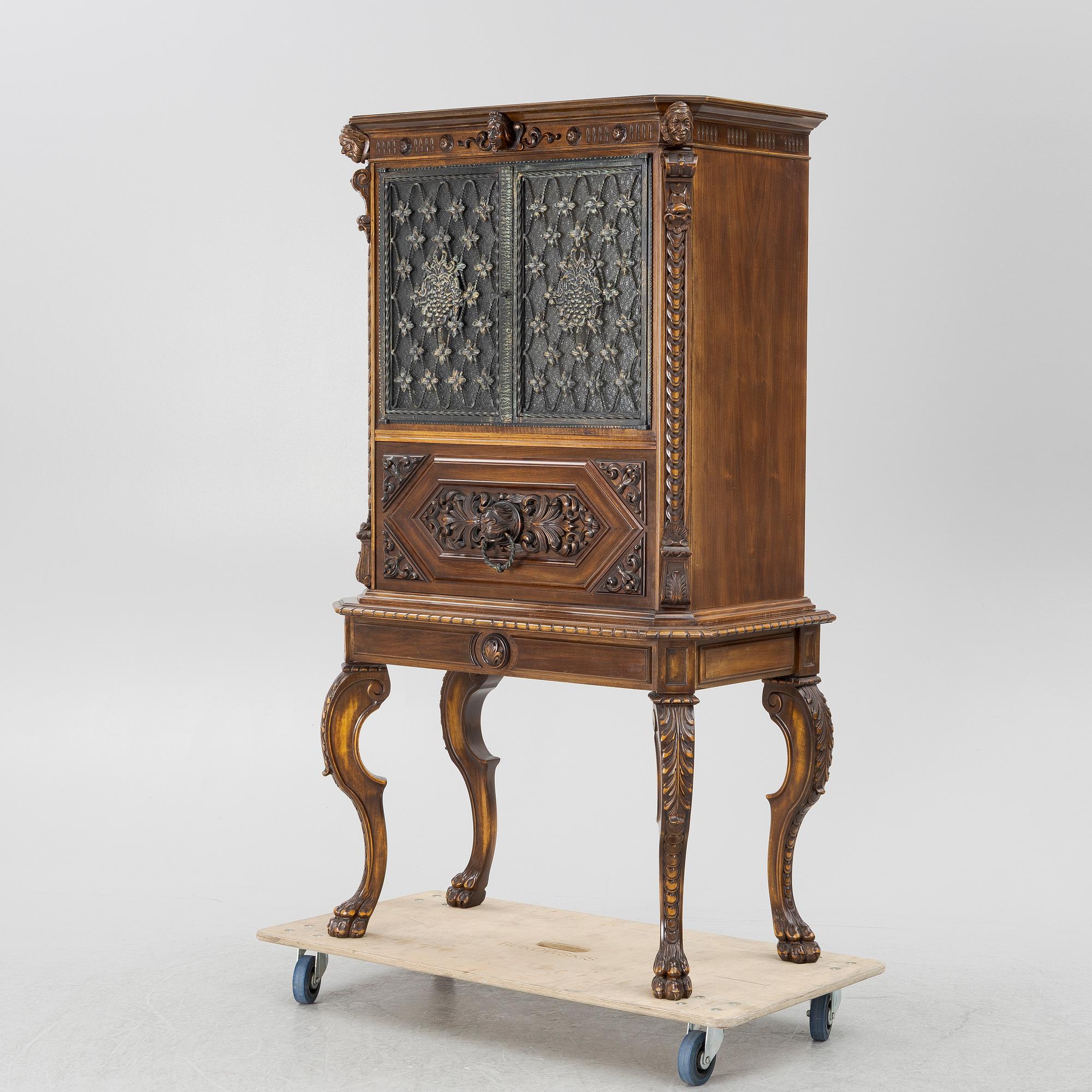 Barskåp, barockstil, 1900-talets första hälft.