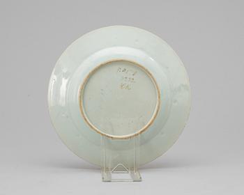 A famille rose plate. Qing dynasty, Qianlong (1736-95).