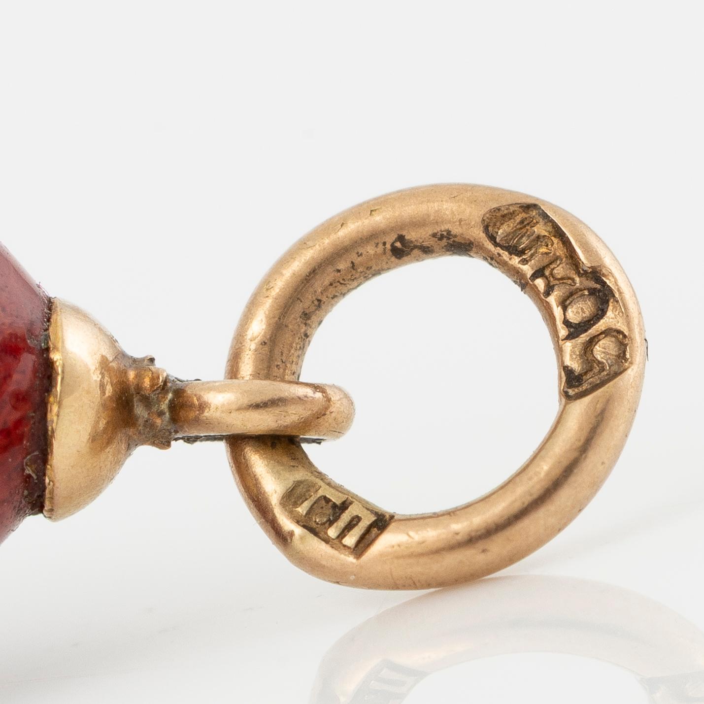 Pendants, 2 pcs, egg, red stone possibly purpurin and sunstone, 18K and 14K gold.