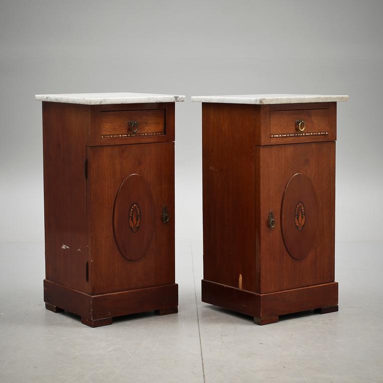 POTTSKÅP, ett par snarlika, 1900-talets första hälft.