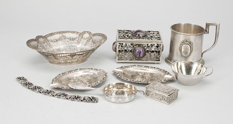 PARTI SILVER, 8 delar, silver, bl a ett skrin i sterling silver från Mexico. 1900-tal. Vikt ca 890 gram.