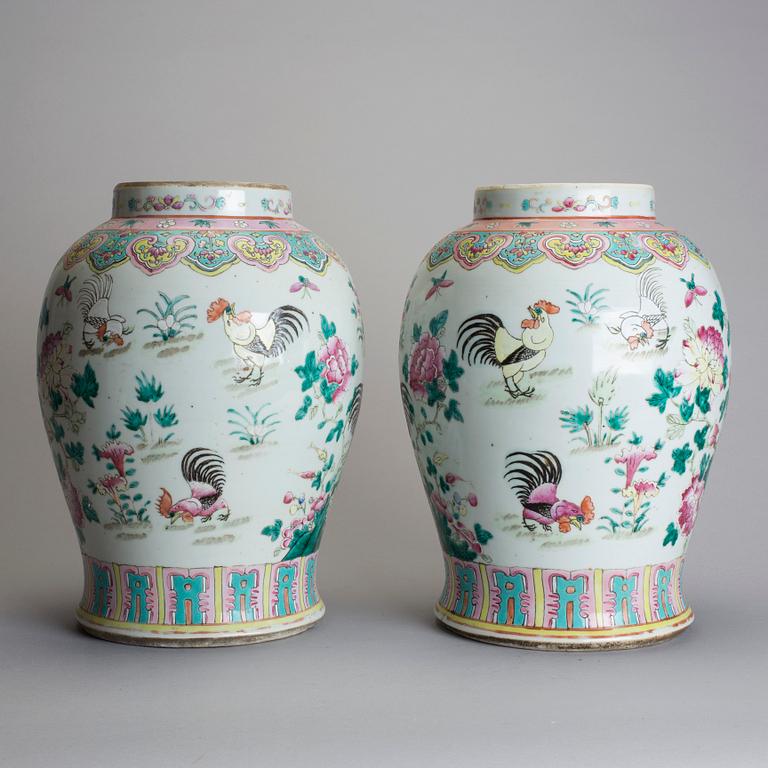 A pair of chinese porcelain urns, 20th century.