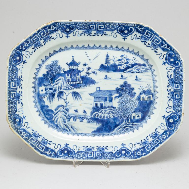 A blue and White export porcelain serving dish, Qing dynasty, Qianlong (1736-95).
