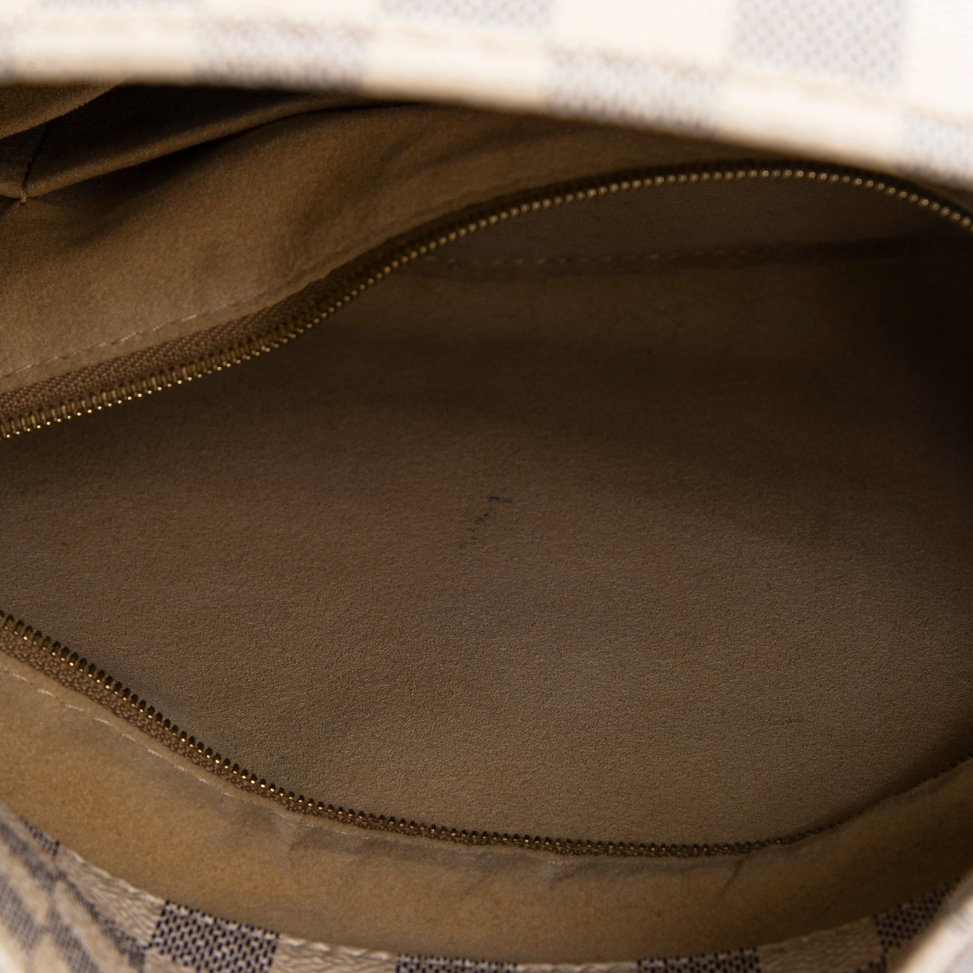 Louis Vuitton, an 'Artsy MM' handbag.