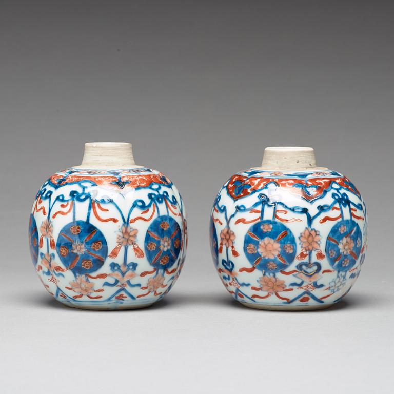 TEKRUKOR, ett par, porslin. Qingdynastin, Kangxi (1662-1722).