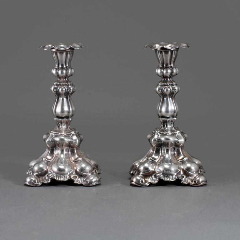 LJUSSTAKAR, ett par, silver, barockstil,  CG Hallberg, Stockholm, 1957 och 1960.